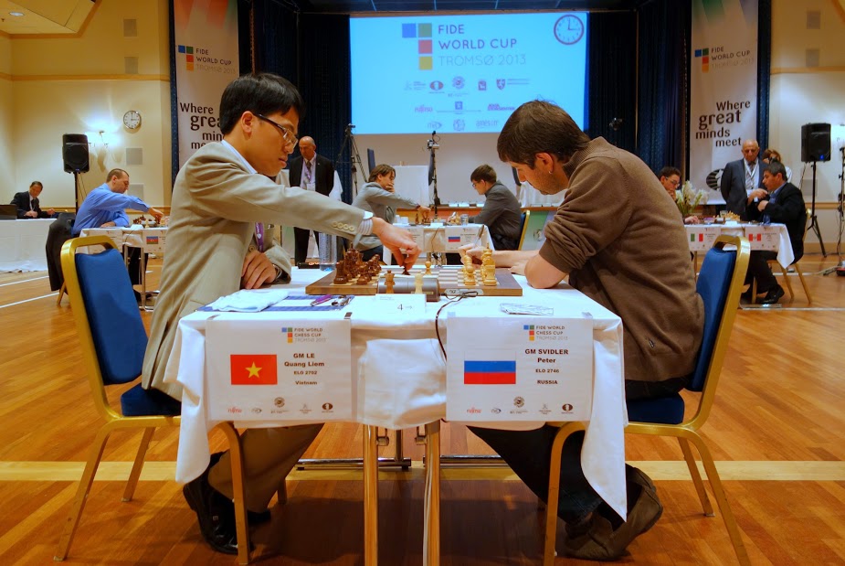 Quang Liêm (trái) và Peter Svidler đã chấp nhận cùng nhau phân thắng bại ở loạt tie-break đêm 22.8