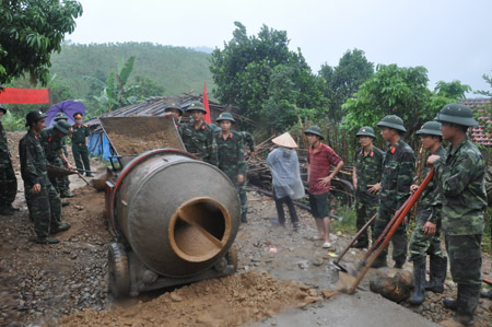 Trung đoàn 43 tham gia xây dựng nông thôn mới ở xã Quảng Lâm,  huyện Đầm Hà, Quảng Ninh.      