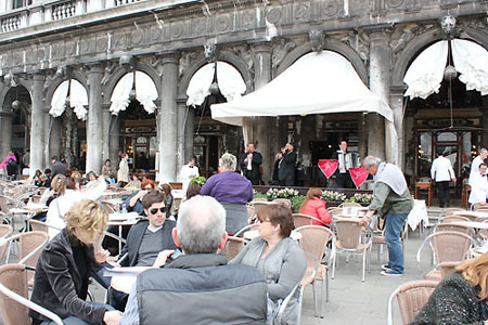 Một quán cafe phục vụ nhạc sống trên Quảng trường St Mark, Venice. 