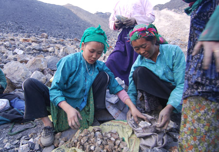 Người dân mót quặng tại mỏ Antimon xã Mậu Duệ, huyện Yên Minh, Hà Giang (ảnh minh họa).   