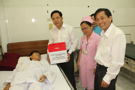 Đại diện Vedan đến thăm và tặng quà cho em Trần Đình Phú, đang điều trị bệnh tim tại Bệnh viện Triều An  