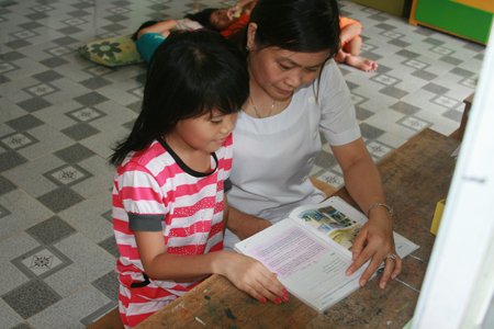 Không chỉ chăm sóc sức khỏe, chị Hạnh còn dạy các con học hành