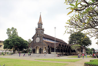 Nhà thờ gỗ ở  Kon Tum