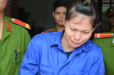 Trần Thị NGọc Hà, khóc và khuỵ xuống khi toà tuyên án