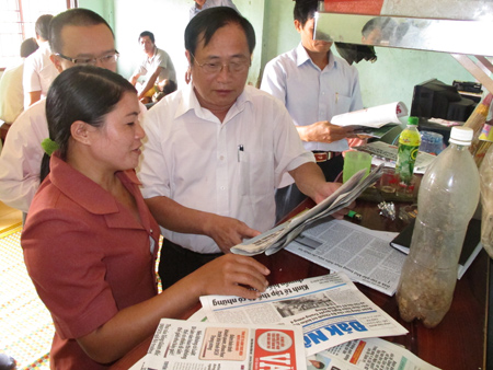 Ông Chu Tuấn Thanh kiểm tra hiệu quả thông tin tại nhà Trưởng thôn 4, xã Đắk Plao, huyện Đắk Glong (Đăk Nông)