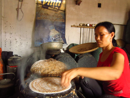 Chị Nguyễn Thị Tuyết (thôn 9) tráng bánh đa bằng tay đạt “công suất” hơn 1.000 bánh/ngày.