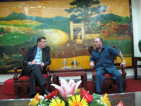 Chủ tịch Nguyễn Quốc Cường (phải) trao đổi với ông Arthur Erken.  