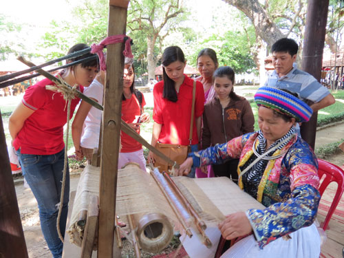 Nghệ nhân Vàng Thị Mai nhịp nhàng bên khung cửi . Ảnh: T.K