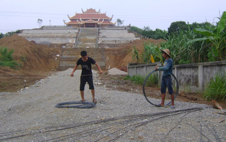 Một công trình văn hóa đang trong giai đoạn hoàn thành ở thị trấn Cao Phong.   