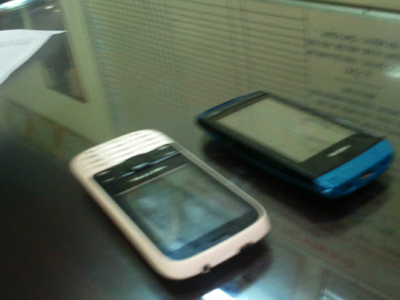 Chiếc điện thoại (màu xanh) Trường cướp của anh Đình.