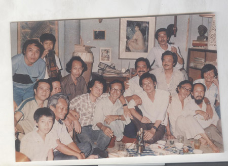 Nhà viết kịch Lưu Quang Vũ (đứng bên trái), NSND Doãn Châu (ngồi, bên trái) chụp ảnh cùng các văn nghệ sĩ tại Sài Gòn năm 1988.