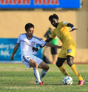 SHB.Đà Nẵng khó vượt qua Thanh Hóa (phải) để giành huy chương V.League 2013. Ảnh: Minh Hoàng