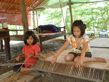Dù khó khăn, vất vả nhưng hai chị em Minh Thư, Minh Trang (từ trái qua) đều ngoan và học giỏi 