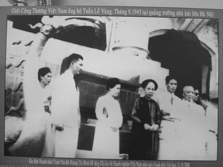 Vợ chồng cụ Trịnh Văn Bô lúc còn trẻ (thứ hai - ba từ trái qua)