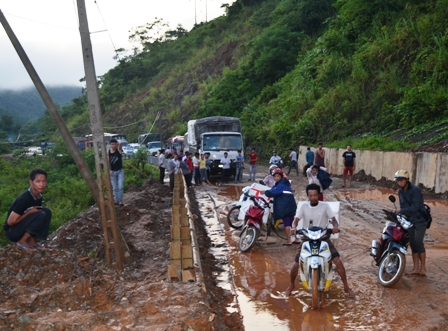 Giao thông trên QL7 bị ách tắc nghiêm trọng.