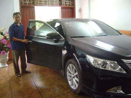 Chiếc xe Camry 2.4 giá hơn 1 tỷ đồng mà  ông Tạ Đình Đào mua từ tiền bán cam hồi đầu năm.