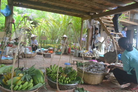 Một góc buôn bán, thức ăn, trái cây ở khu du lịch Triêm Tây được tái hiện theo phong cách Việt xưa.   