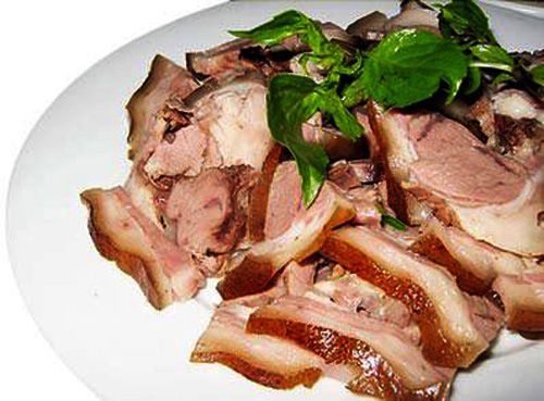 Thịt lợn thui rồi mới luộc để được lâu, thịt lại ngọt và thơm hơn hẳn bình thường..