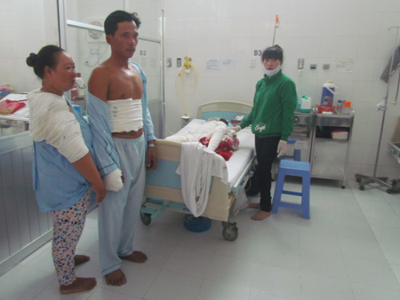 Gia đình ông Quang đang điều trị tại BVĐK Cà Mau, riêng tình trạng của cháu Thủy rất nguy kịch