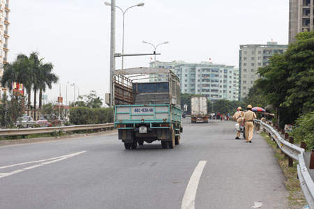 Phải đến khi lực lượng cảnh sát giao thông có mặt thì tình trạng, xe rùa bến cóc tại đoạn đầu đường pháp vân cầu giẽ mới được chấm dứt.