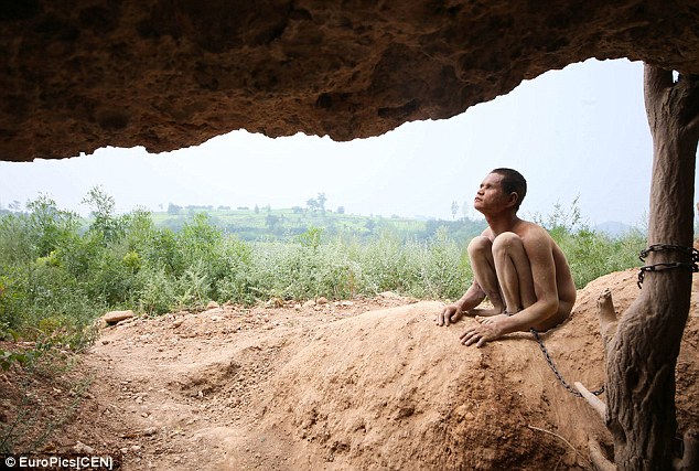 Chàng trai Cheng Xiangtao sống một mình trong hang, trong tình cảnh không mảnh vải che thân