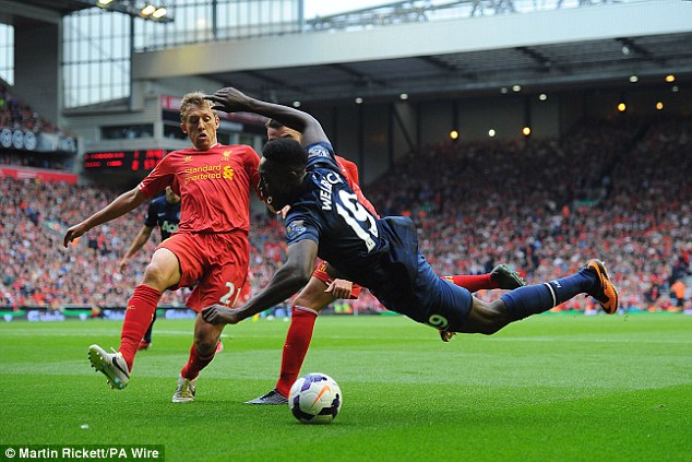 Tình huống Welbeck ngã trong vòng cấm của Liverpool.