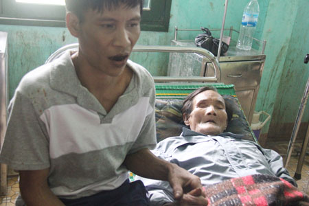 Ông Lang và cha của mình tại bệnh viện Tây Trà