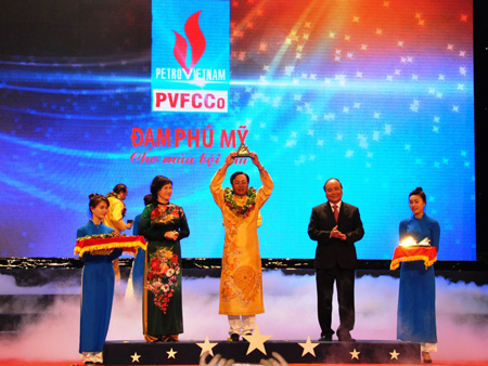 Ông Bùi Minh Tiến - Chủ tịch HĐQT PVFCCo (giữa) cùng lãnh đạo Quốc hội, Chính phủ tại lễ trao giải.