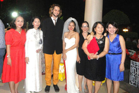 Đám cưới của nữ ca sĩ diễn ra giản dị với sự tham gia của gia đình và bạn bè thân thiết tại Cam Ranh. 