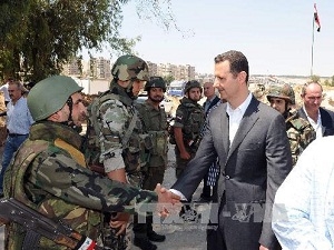 Tổng thống Syria Bashar al-Assad có chuyến thị sát Daraya, một thành trì trước đây của phe nổi dậy ở gần thủ đô Damascus.(Nguồn: AFP/TTXVN)