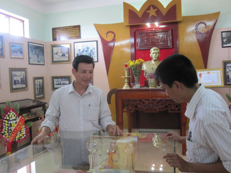 Chủ nhiệm HTX Đại Phong Nguyễn Huy Hoàng giới thiệu với khách tham quan về truyền thống của HTX Đại Phong