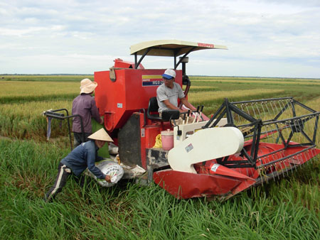  Cơ giới hoá đã được đưa vào sản xuất nông nghiệp trên cánh đồng Đại Phong