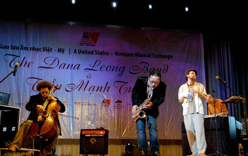 Trần Mạnh Tuấn trong chương trình giao lưu âm nhạc với nghệ sĩ Dana Leong New York