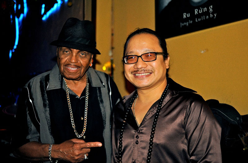 Trần Mạnh Tuấn chụp chung với Joe Jackson ( bố của Michael Jackson' Father )