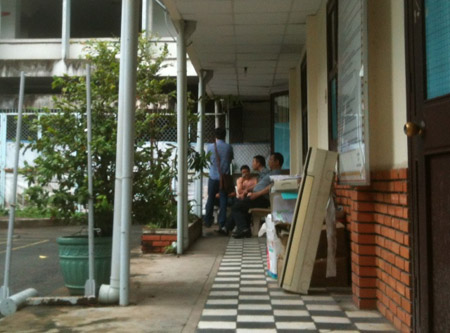 Những người Trung Quốc có mặt tại phòng làm việc của Thanh tra Sở Y tế TP.HCM chiều 4.9. Ảnh: Quốc Ngọc