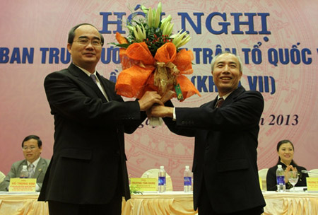 Nguyên Chủ tịch Uỷ ban T.Ư MTTQ?VN Huỳnh Đảm (phải) tặng hoa chúc mừng người kế nhiệm.    