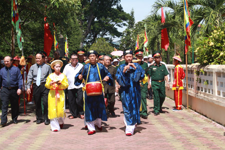 Lễ rước và dâng hoa tại Bảo tàng Quang Trung  (huyện Tây Sơn, Bình Định) ngày 4.9.