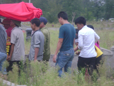 Đám tang mẹ con chị Vinh.