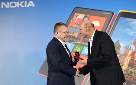 CEO Stephen Elop của Nokia (trái) và CEO Steve Ballmer của Nokia.