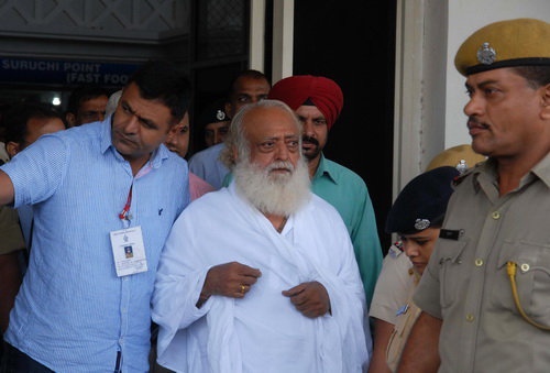 Giáo sĩ Asaram Bapu đang bị cảnh sát áp giải 