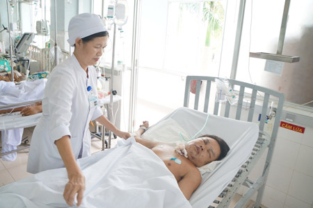  Bác sĩ khoa hồi sức đang chăm sóc bệnh tình của bệnh nhân  Thìn