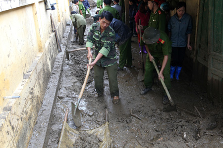 Bộ đội, công an giúp trường TH Bản Khoang 1 dọn dẹp bùn đất sau trận lũ
