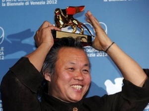 Kim Ki-duk giành giải Sư tử vàng tại Liên hoan phim Venice năm ngoái (Nguồn: AFP)