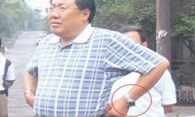 Những bức ảnh Dương đeo đồng hồ xịn đã khiến cộng đồng mạng Trung Quốc phẫn nộ (Nguồn: Weibo)