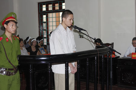 Bị cáo Phùng Mạnh Tuấn tại tòa.