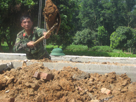 Chiến sĩ Trung đoàn 12 đang thi công đường liên xã giúp dân. 