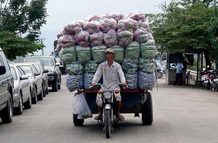 Hàng nông sản tấp nập qua cửa khẩu quốc tế Tịnh Biên - Phnom Penh.