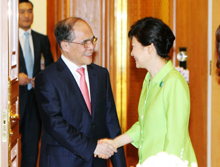 Tổng thống Hàn Quốc Park Geun Hye tiếp Chủ tịch Quốc hội Việt Nam  Nguyễn Sinh Hùng trong chuyến thăm Hàn Quốc hồi tháng 7.   