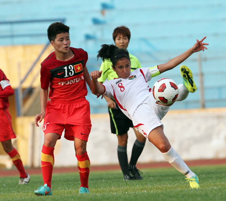 Tuyển bóng đá nữ Việt Nam (trái) đang rất hưng phấn bước vào AFF Cup 2013. 