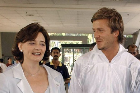   Hình ảnh Cherie Blair và Beckham cười nói thân mật với nhau